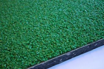 Tappeto ammortizzante a rotoli con erba sintetica e sottofondo in gomma drenante  - spess  15 mm